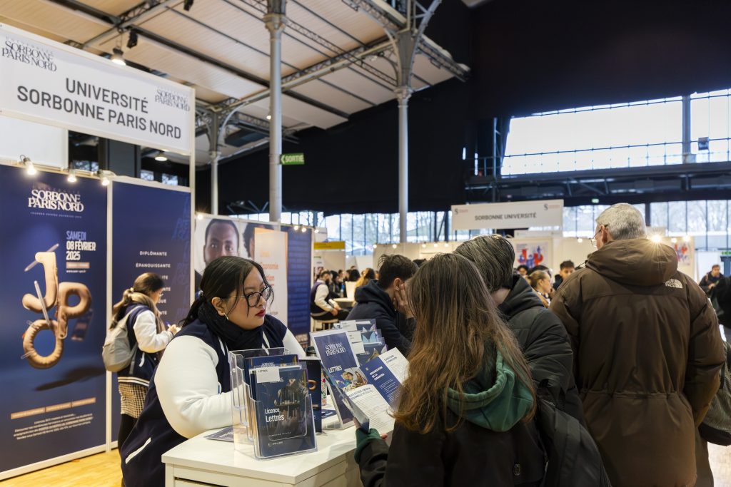 Stands d'exposants au salon postbac