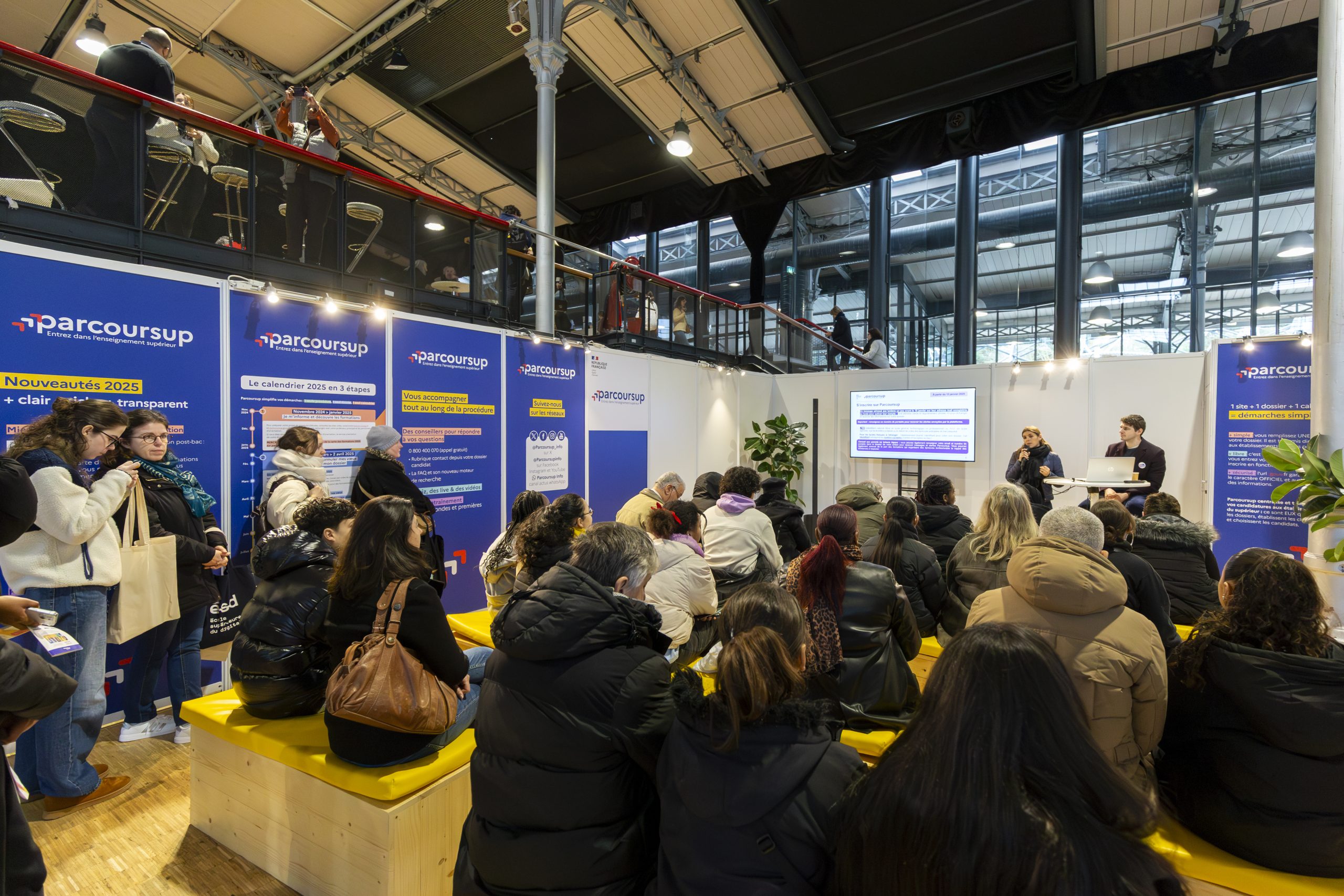 Une photo du stand Parcoursup lors du salon postbac 2025